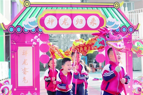 春光作序,万象更新。26日,济南市中小学、幼儿园迎来了春季学期开学日,不少学校结合“龙”元素,准备了丰富多彩的活动,在满满仪式感中为学生们送上新学期的祝福。开学首日,学生们分享假期收获、为新学期制定新目标,满怀希冀开启新征程。◎山东商报·速豹新闻网记者 赵天羿 摄